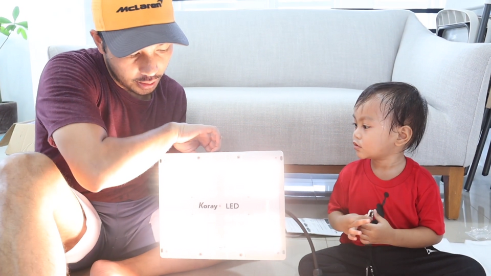 The Youngest and Cutest Vlogger Unbox the #G1000UR Koray LED Grow Light